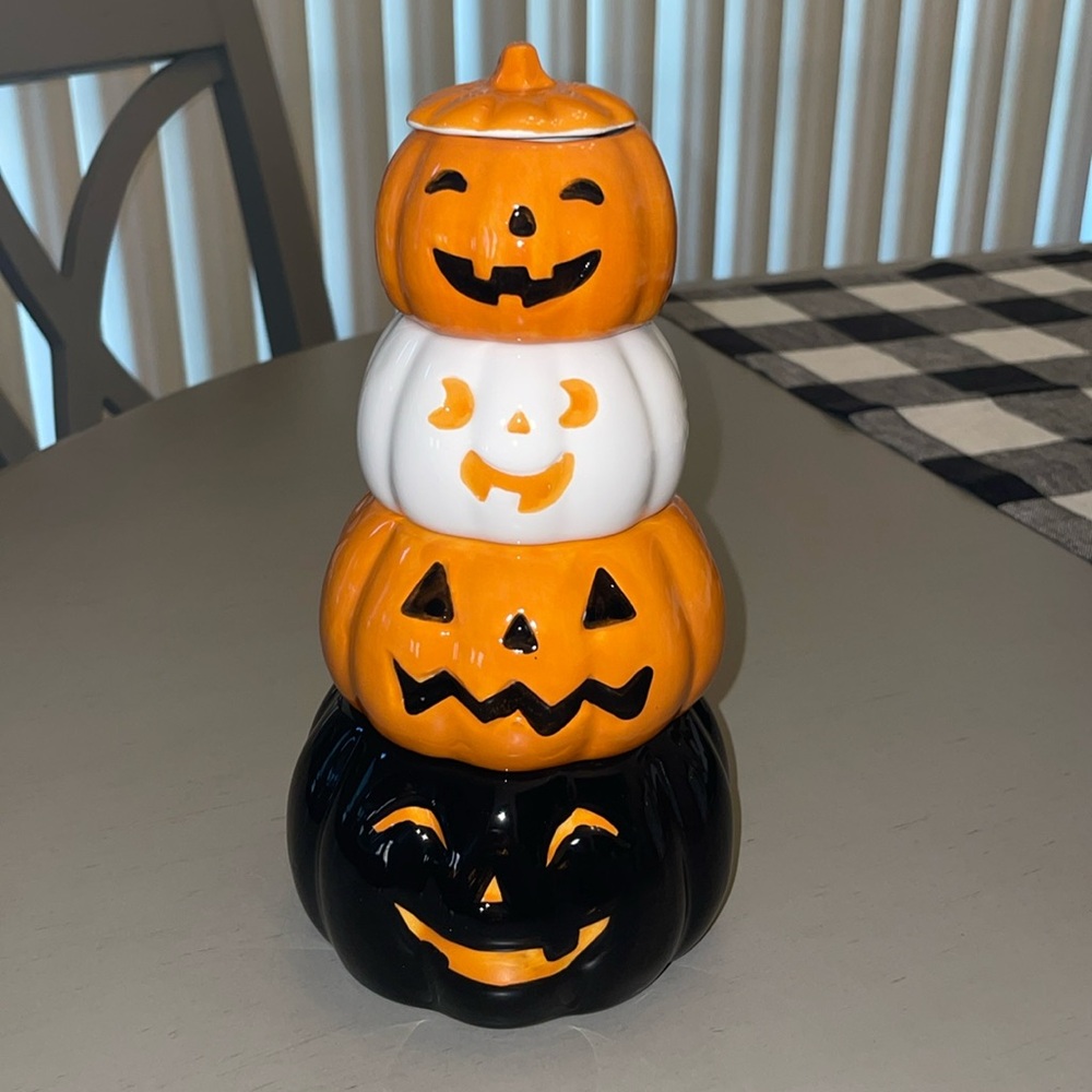 10 Strawberry Street Stacking Pumpkins Measuring Cups